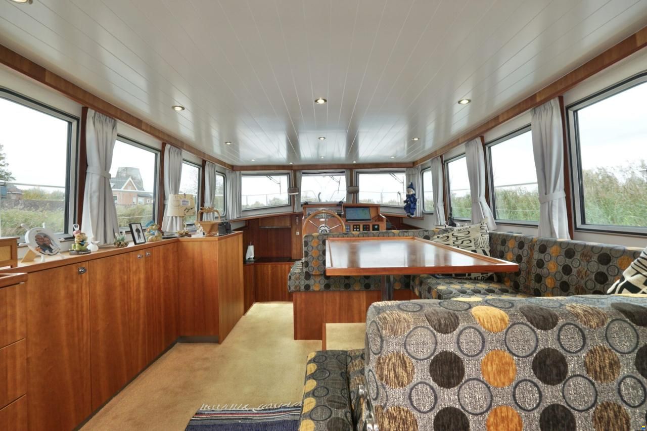 Serious Yachts Gently Low Bridge 45 Sedan