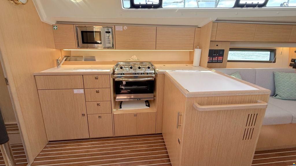 Bavaria C 42