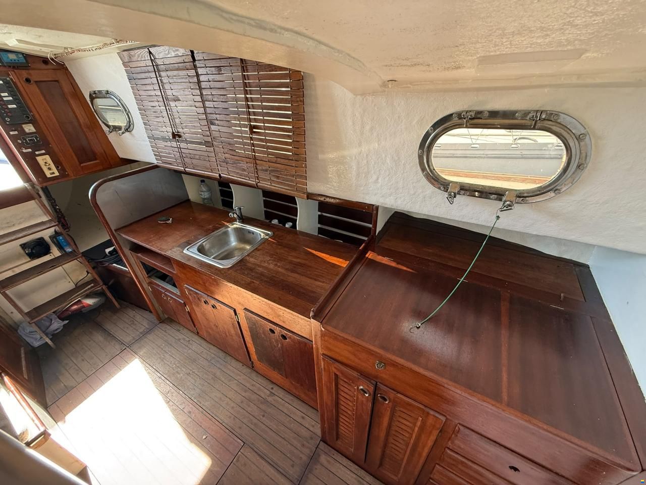 Delf&iacute;n 28