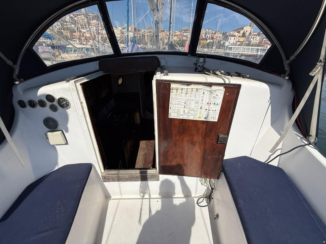 Delf&iacute;n 28