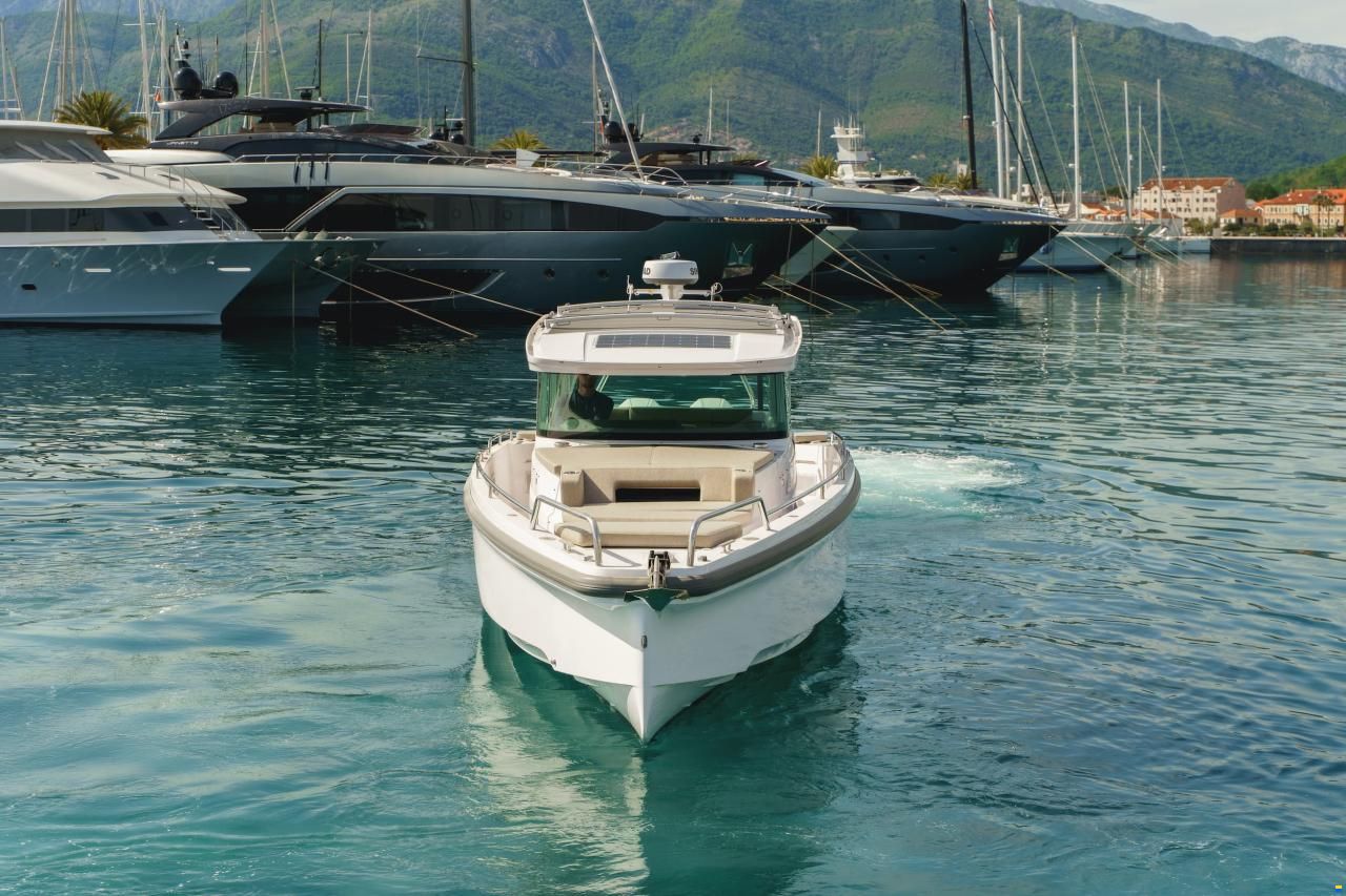Axopar 37 XC Cross Cabin