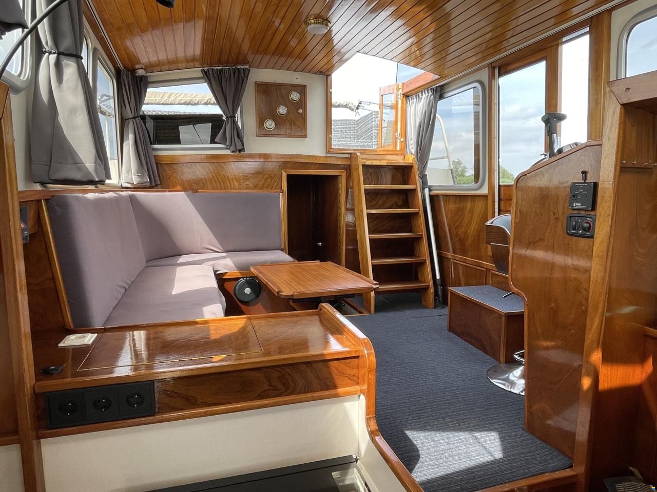 Crown Cruiser 1050