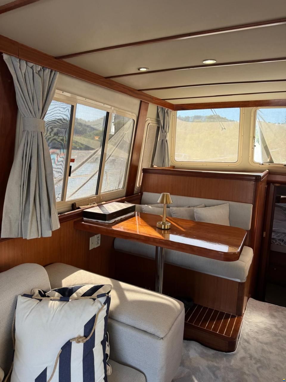 Mainship 40 Trawler