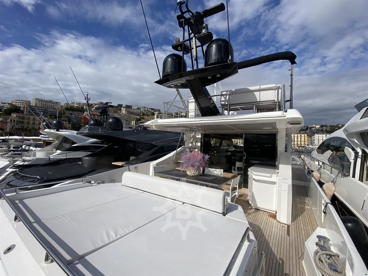 Azimut 77S