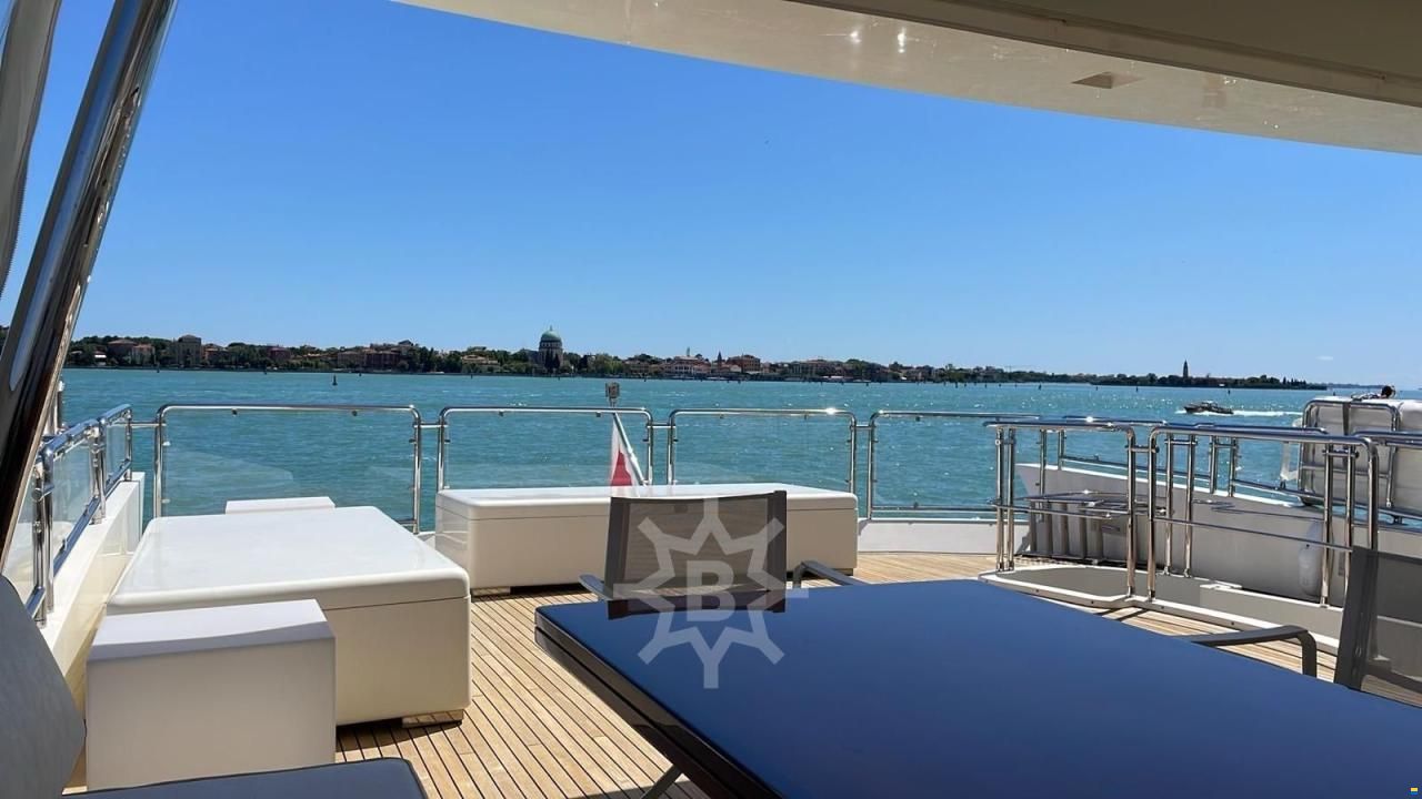 Azimut 105