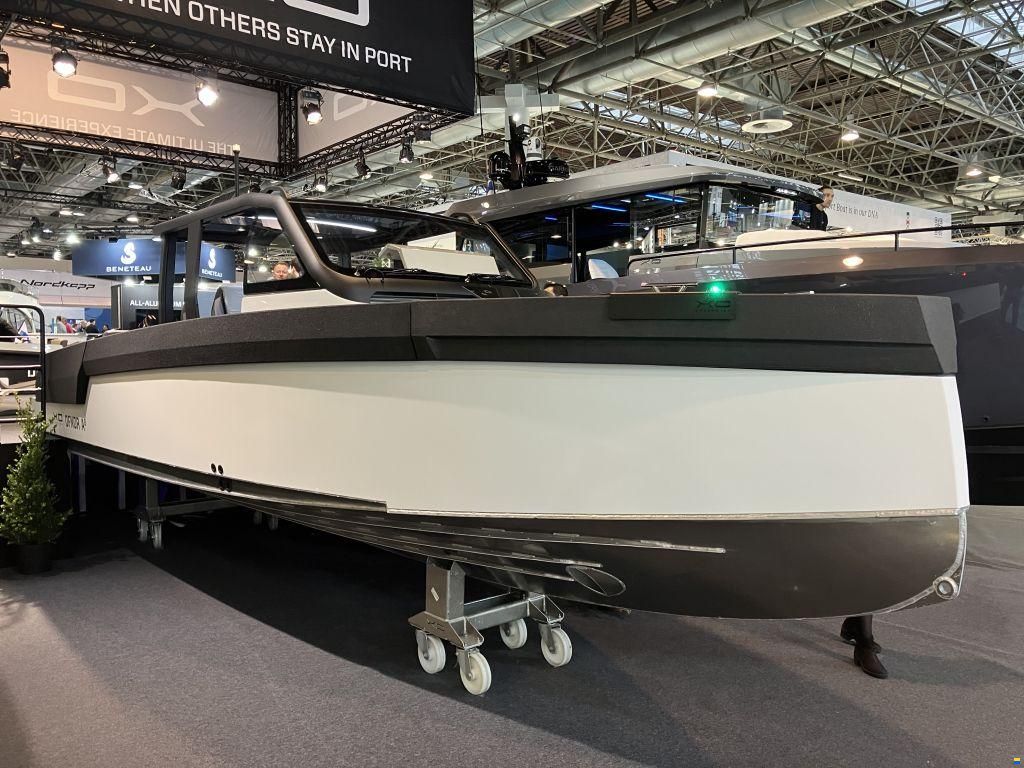 XO Boats DFNDR A8