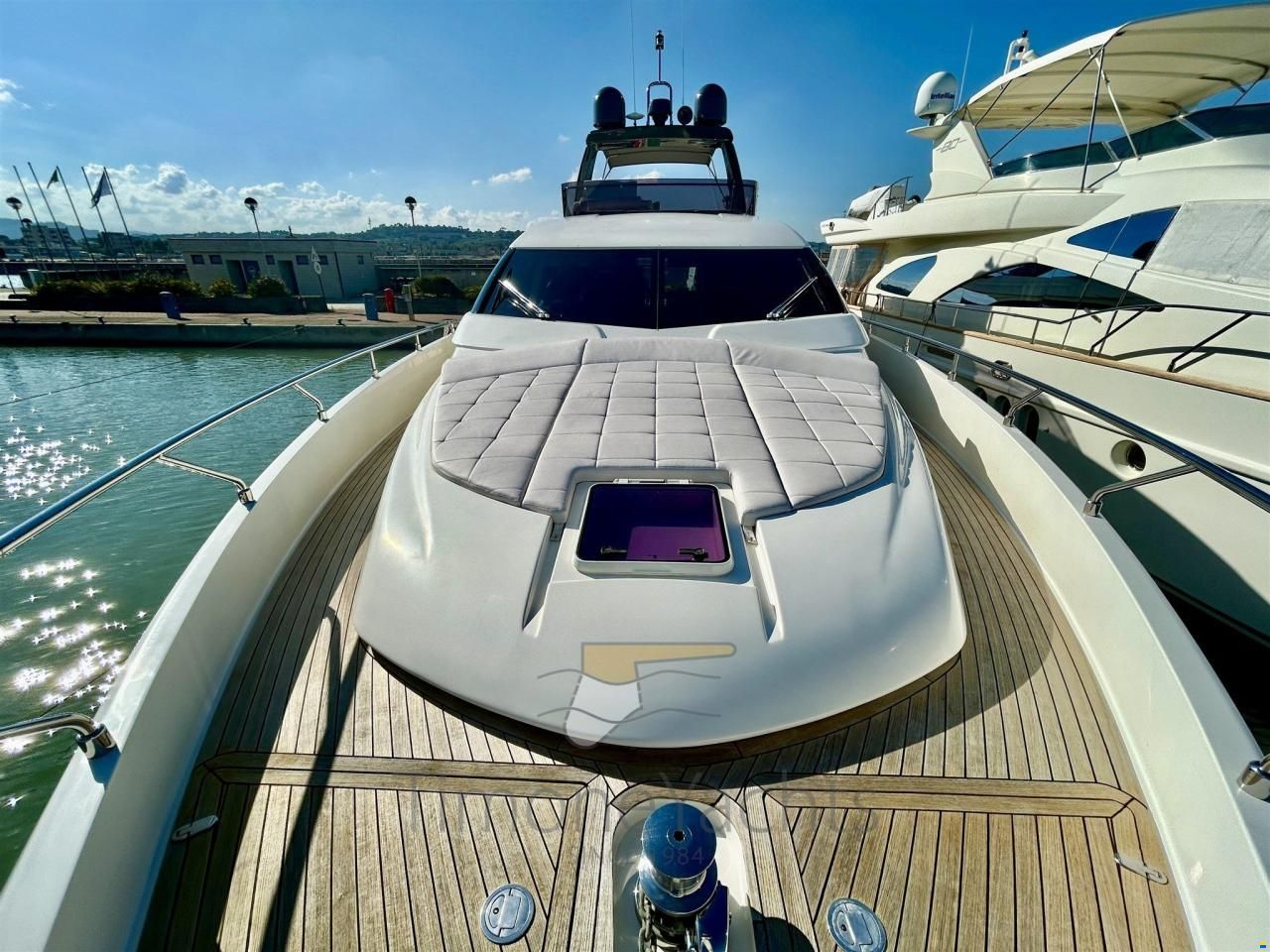 Ferretti 700