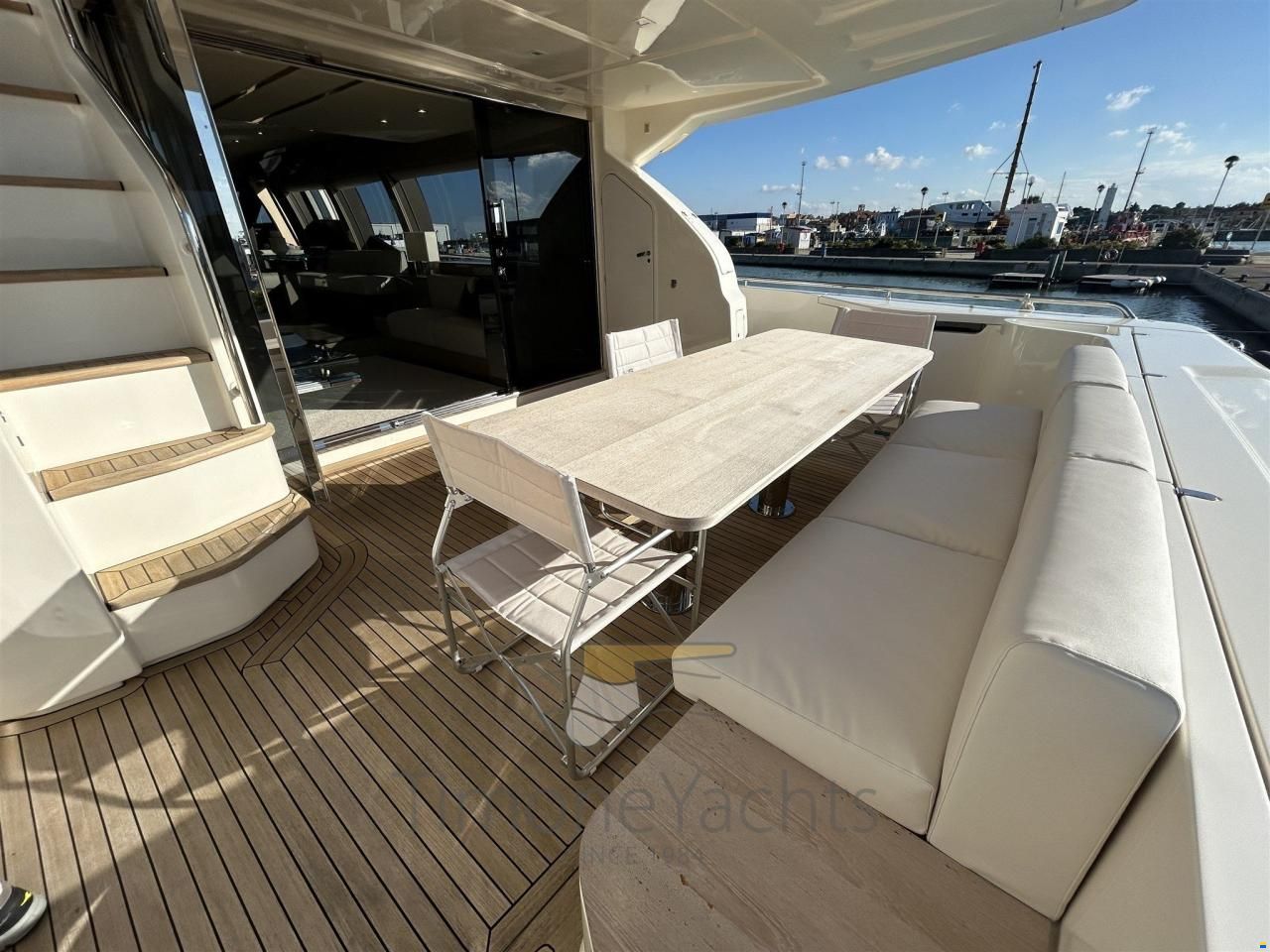 Ferretti 700