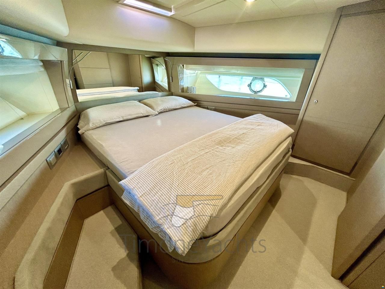 Ferretti 700