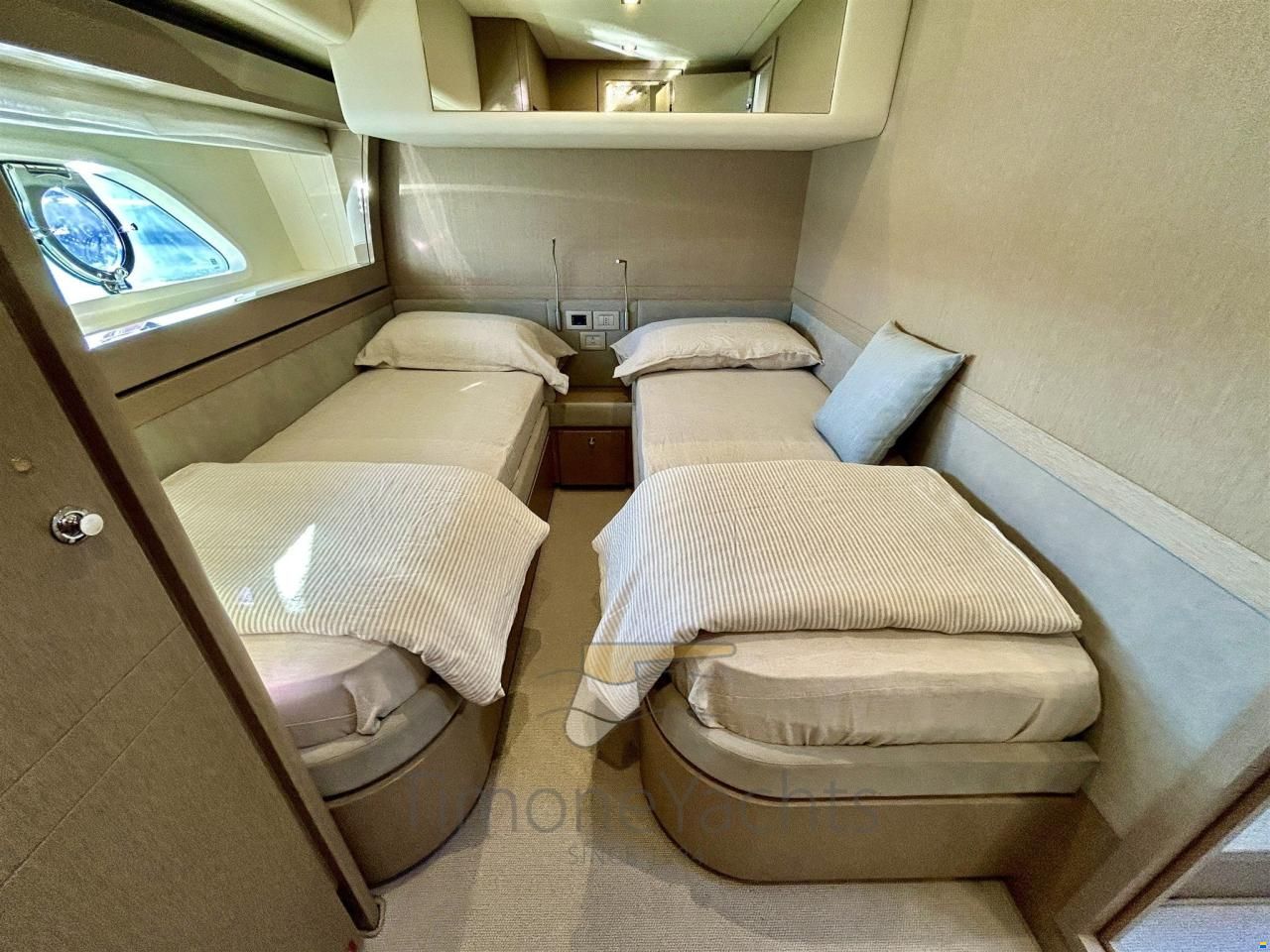 Ferretti 700