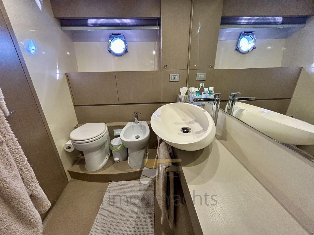 Ferretti 700