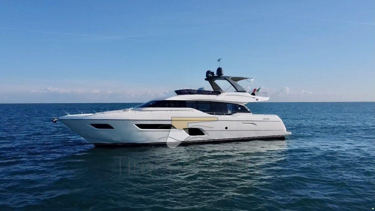 Ferretti 700