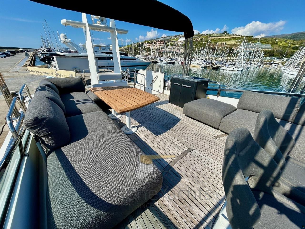 Fairline SQUADRON 74
