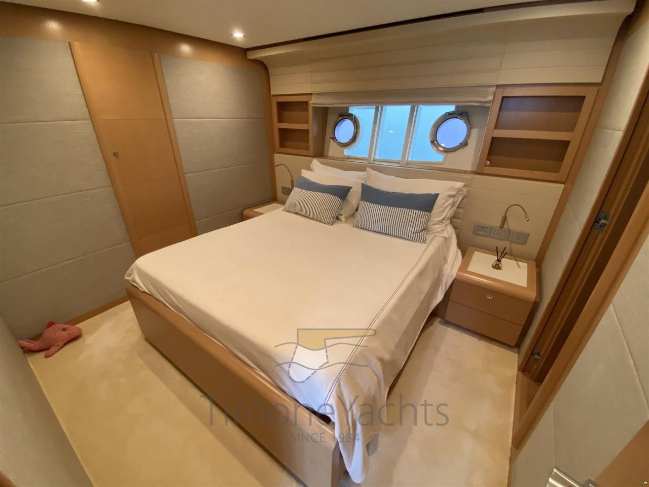 Ferretti 800