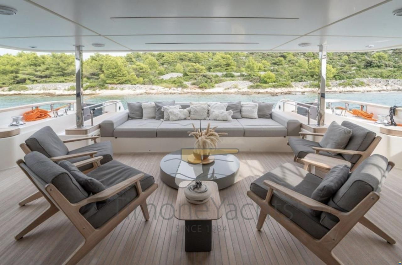 Custom Line Navetta 33
