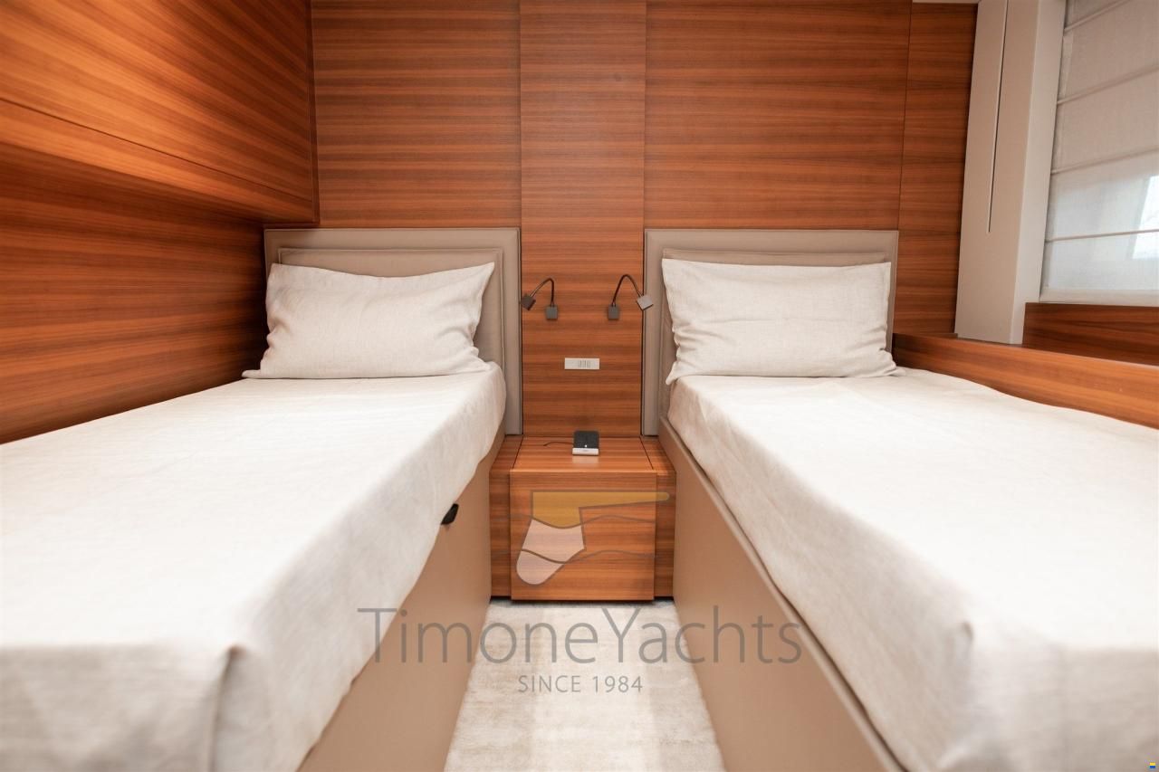 Custom Line Navetta 33