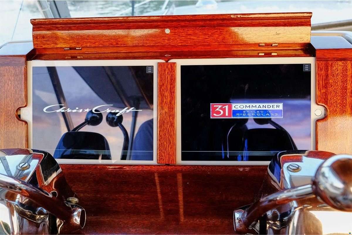 Chris Craft 31 Commander