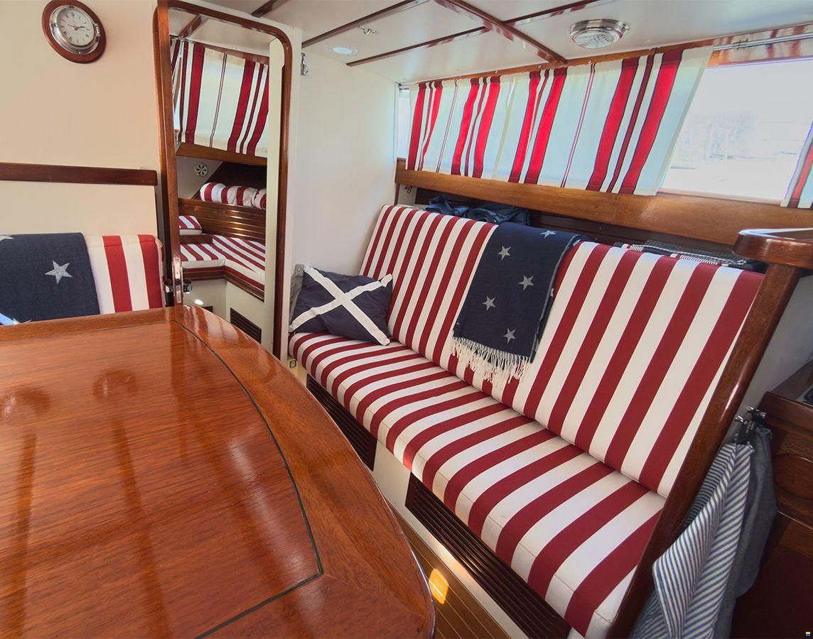 Chris Craft 31 Commander