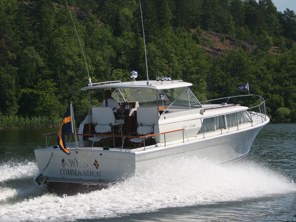 Chris Craft 31 Commander
