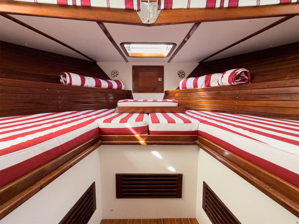 Chris Craft 31 Commander