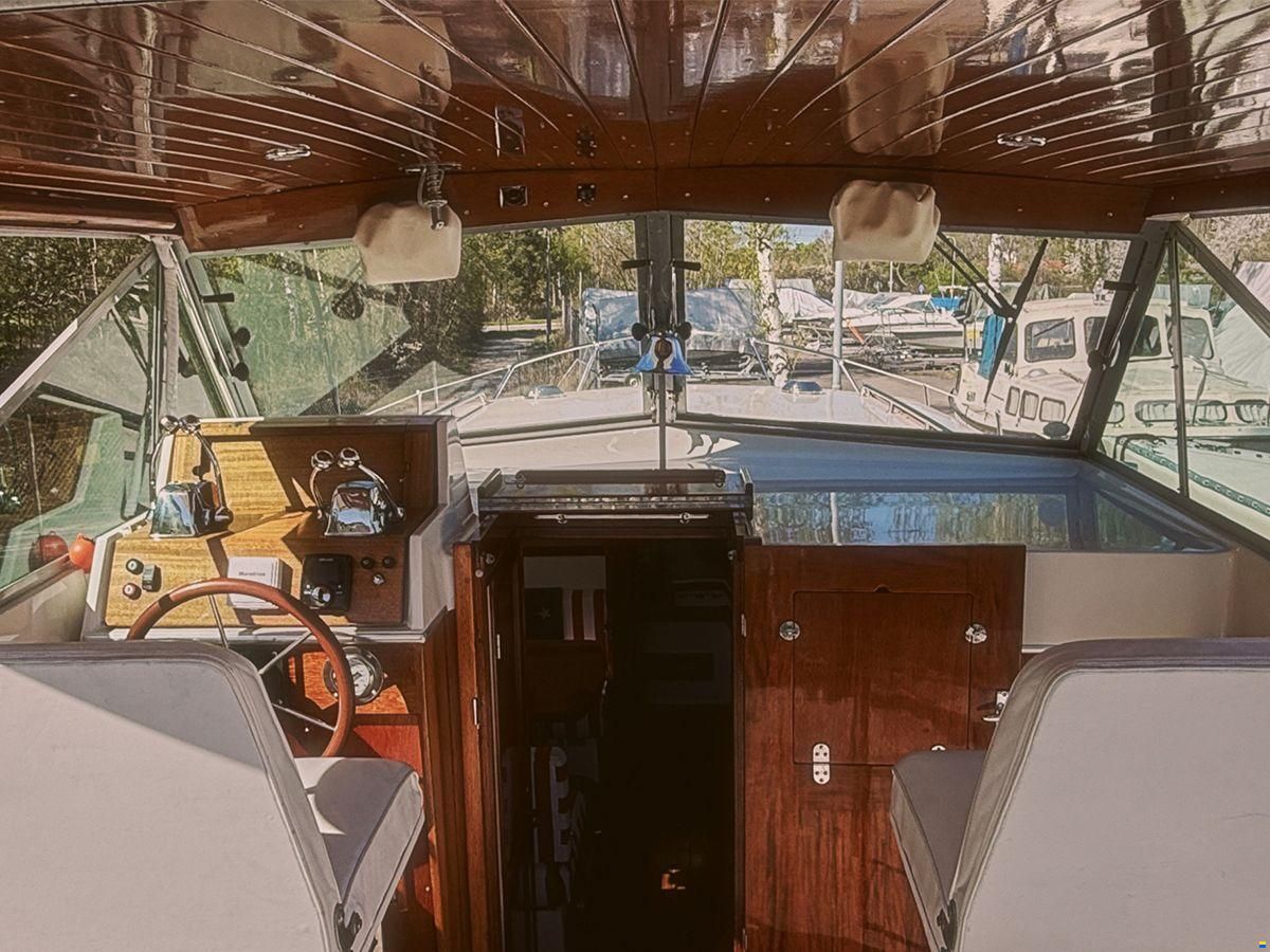 Chris Craft 31 Commander
