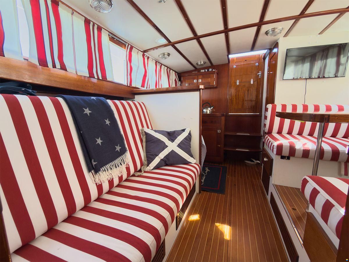 Chris Craft 31 Commander