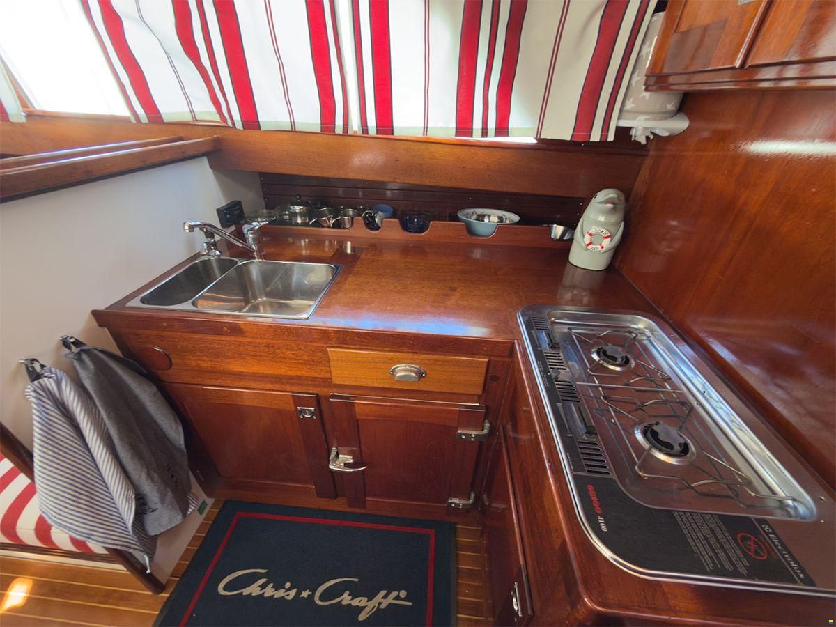 Chris Craft 31 Commander