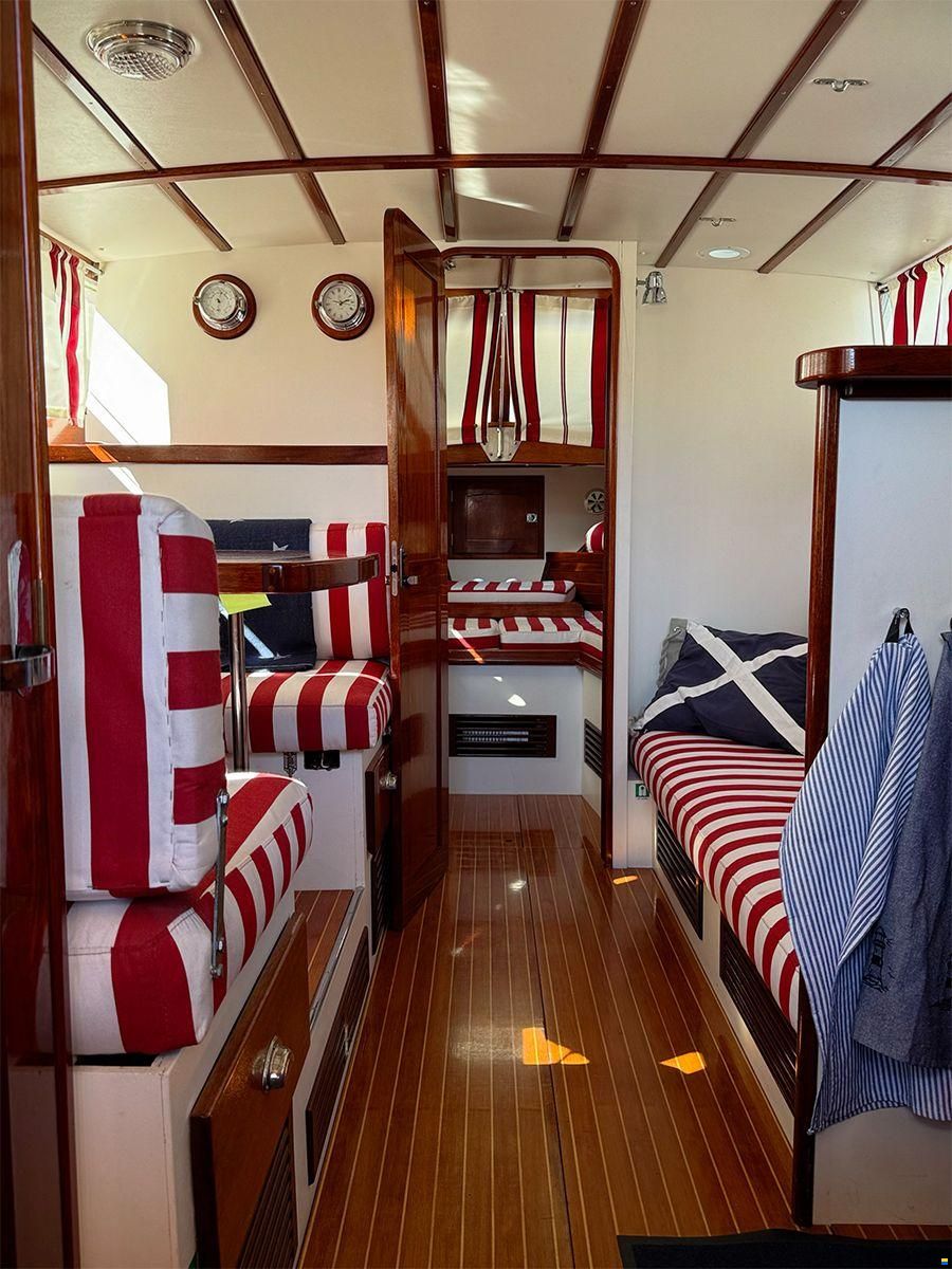 Chris Craft 31 Commander