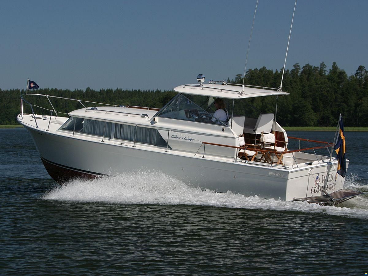 Chris Craft 31 Commander