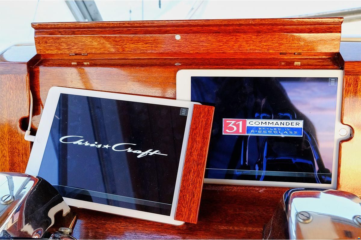 Chris Craft 31 Commander