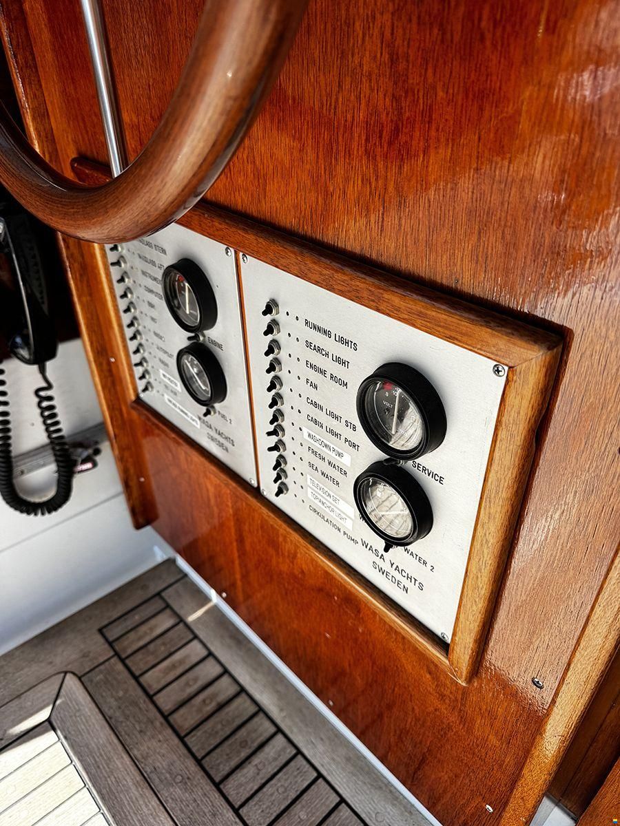 Chris Craft 31 Commander