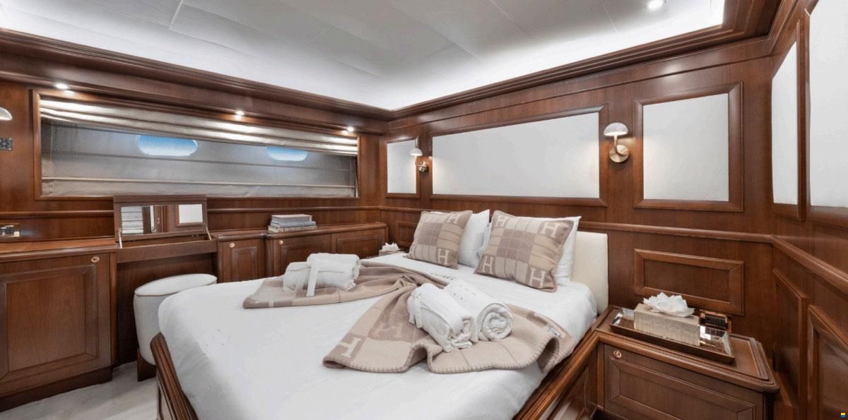 Ferretti Custom Line Navetta 30