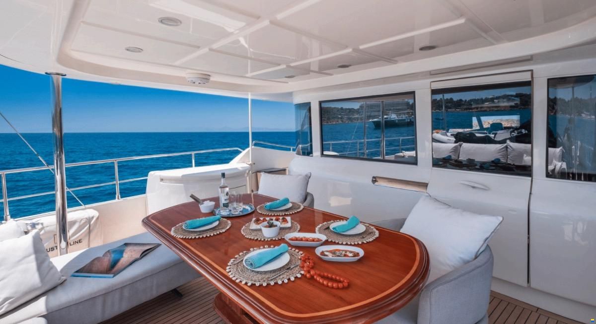 Ferretti Custom Line Navetta 30