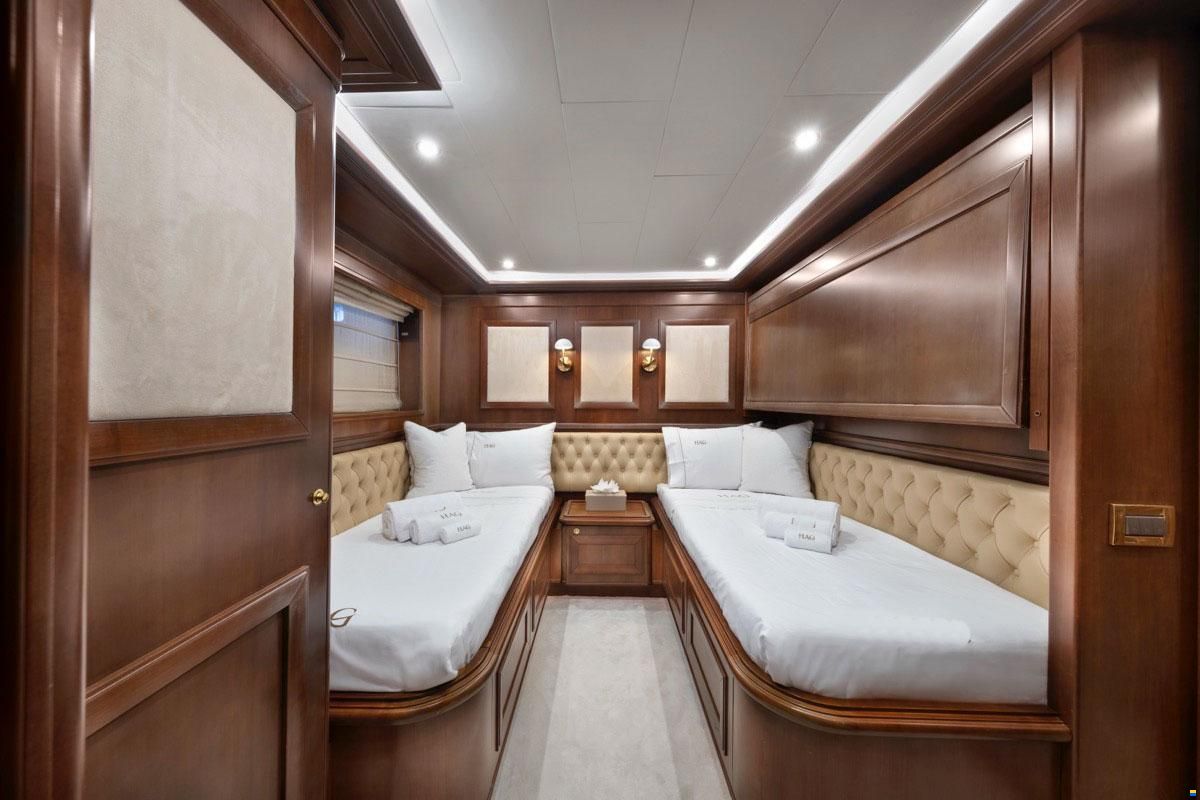 Ferretti Custom Line Navetta 30