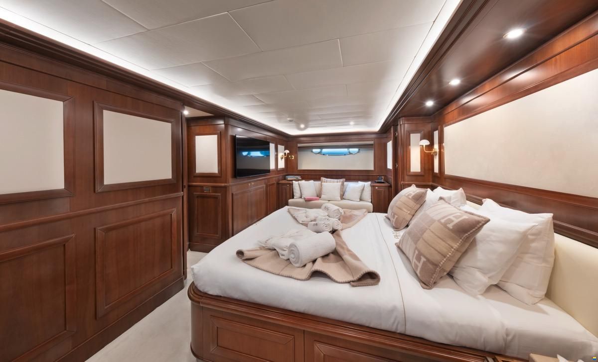 Ferretti Custom Line Navetta 30