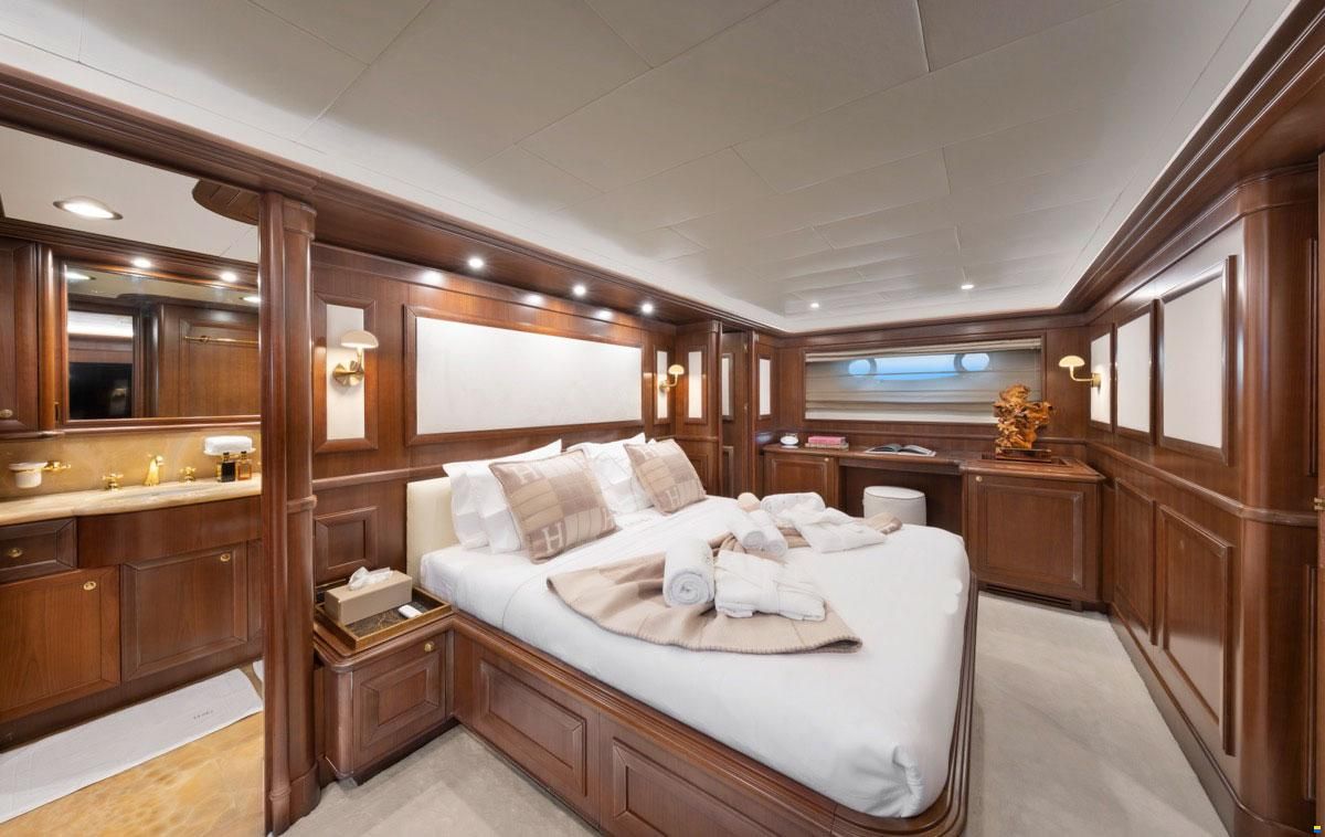 Ferretti Custom Line Navetta 30
