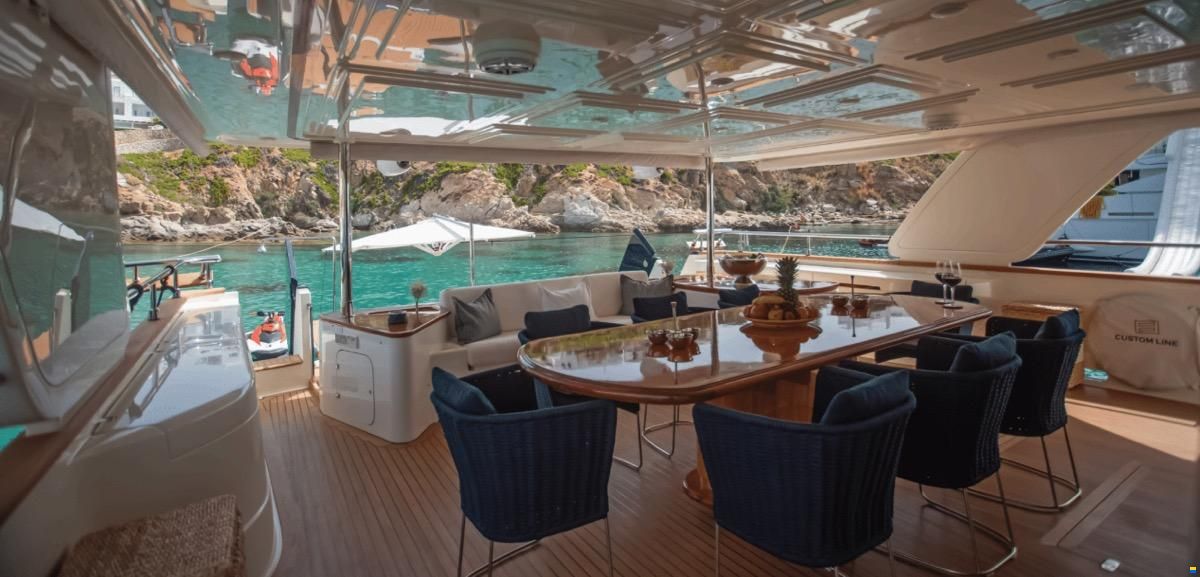 Ferretti Custom Line Navetta 30