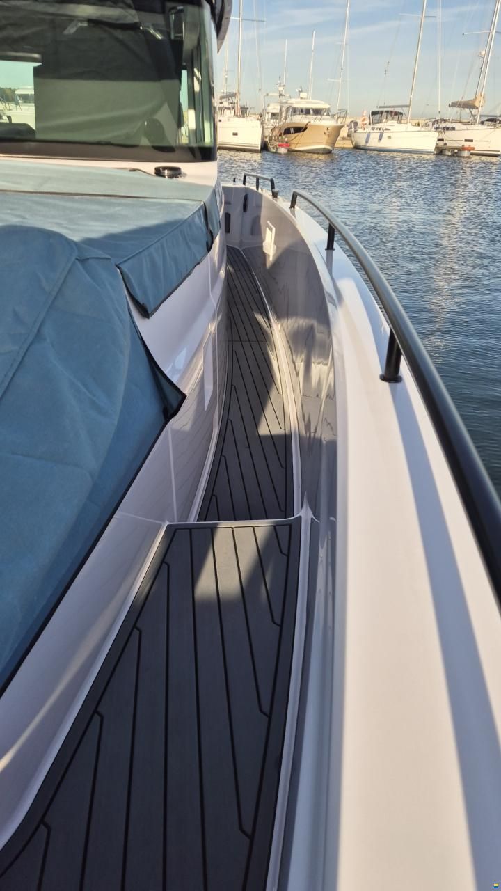 Axopar 37 XC Cross Cabin