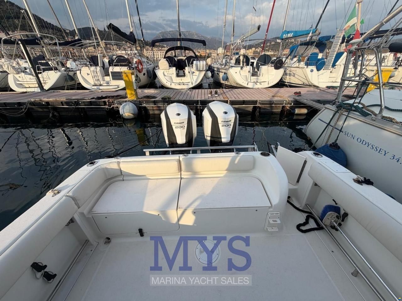 Robalo R265
