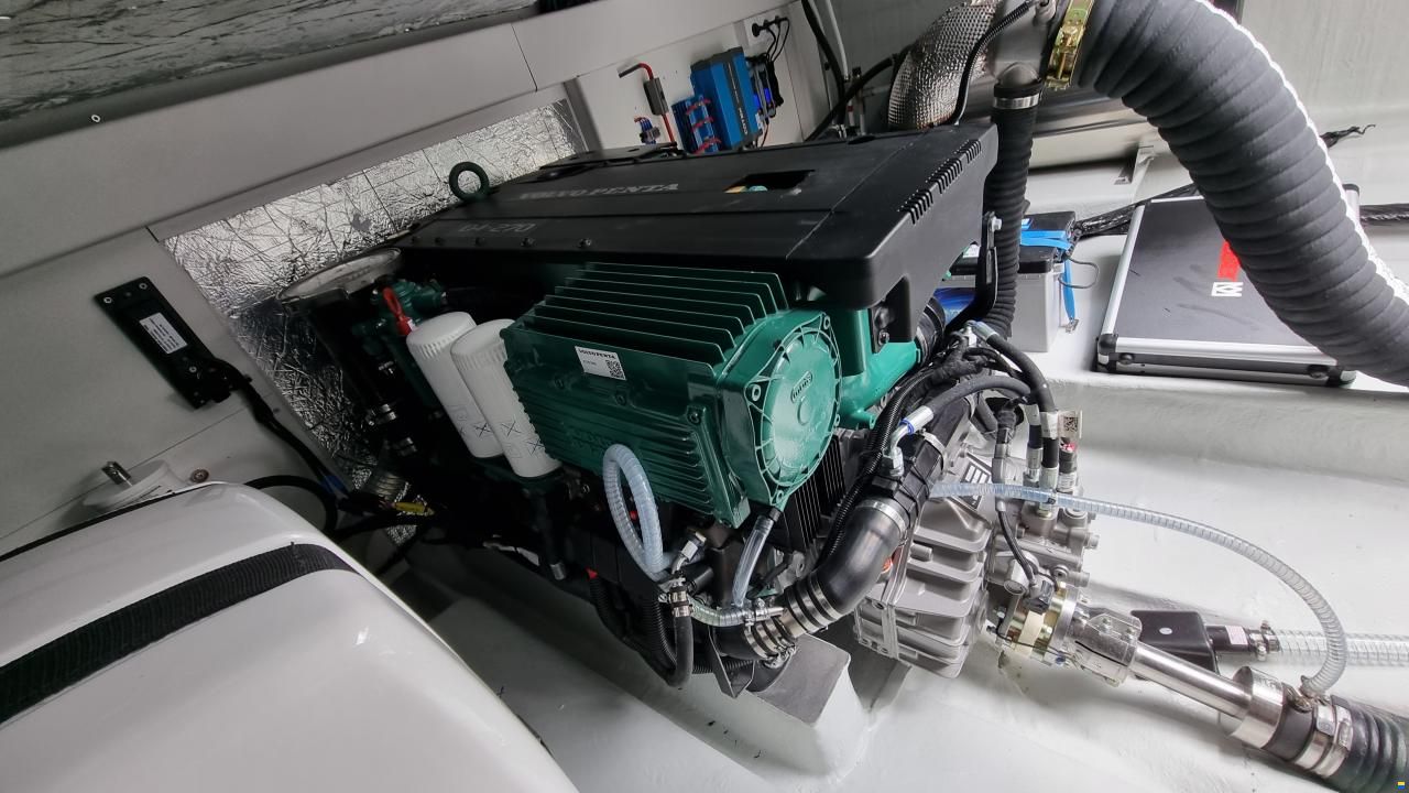 Cobra FUTURA 40 FlyBridge