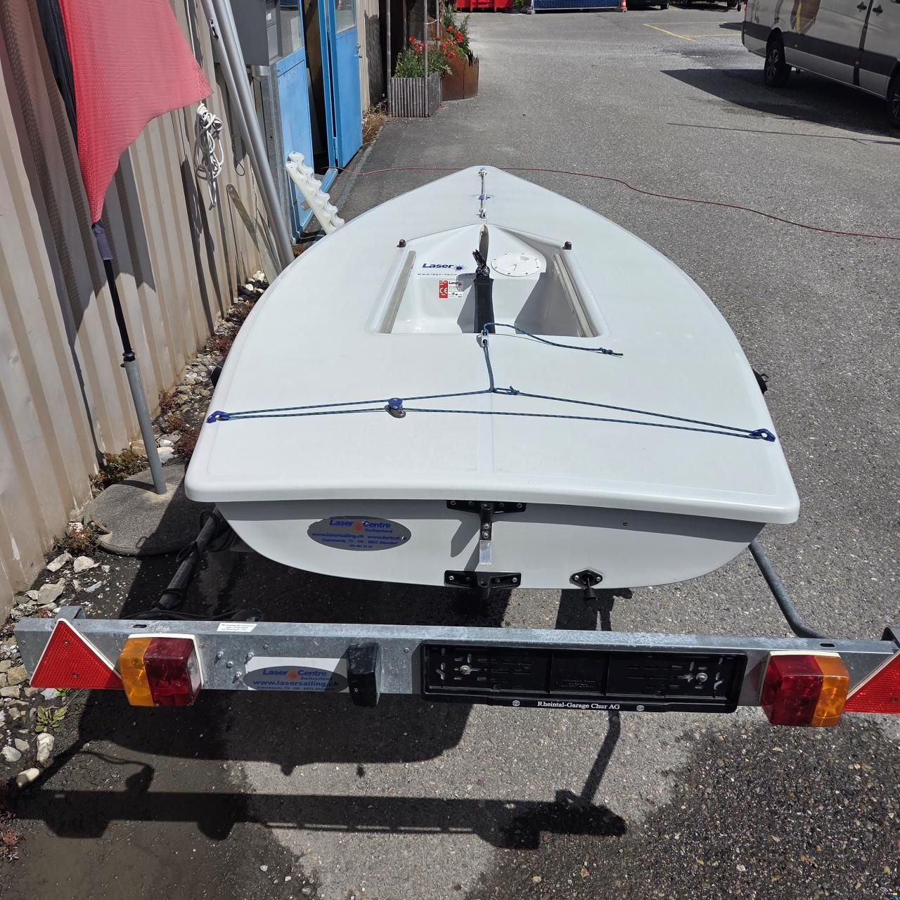 Performance Sailcraft Laser Standard mit Strassenanhänger