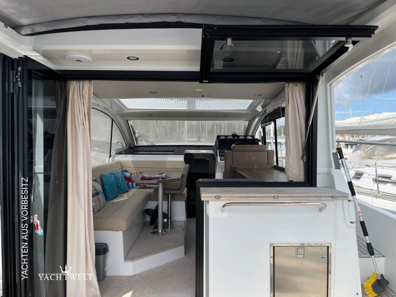 Sealine C330