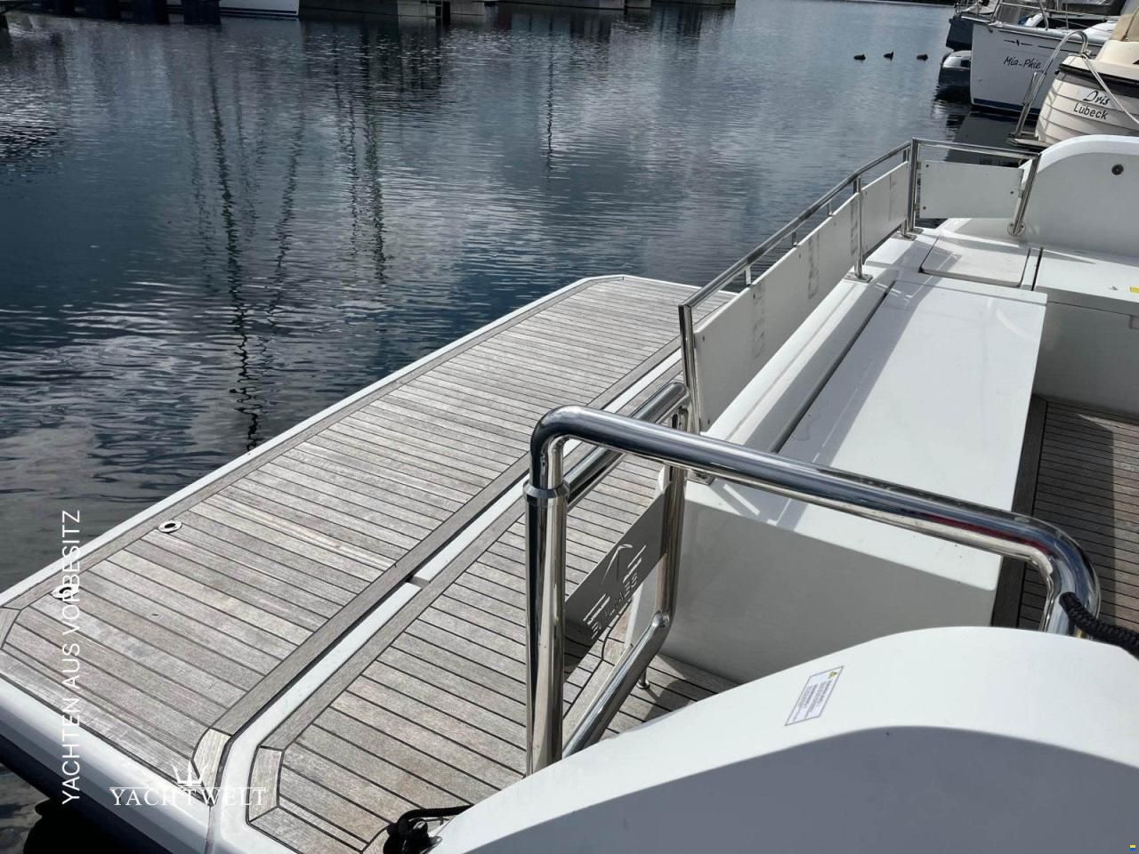 Sealine C330