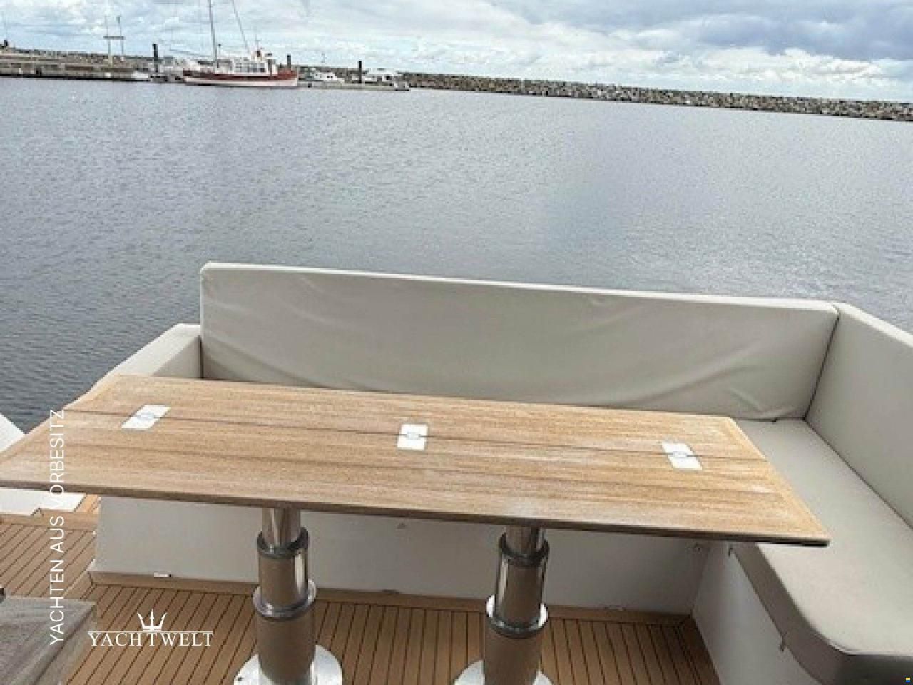 Sealine C 390