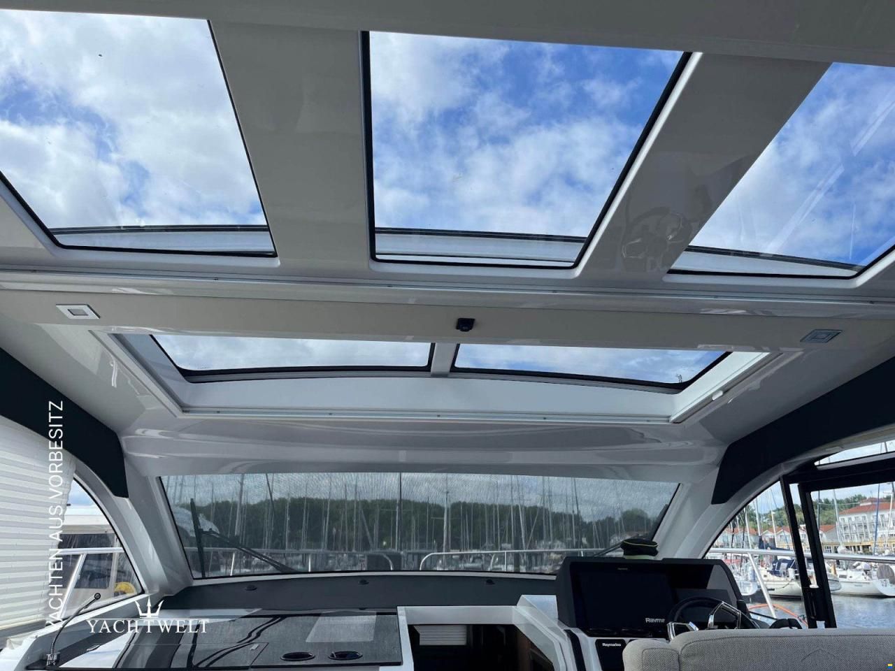 Sealine C 390