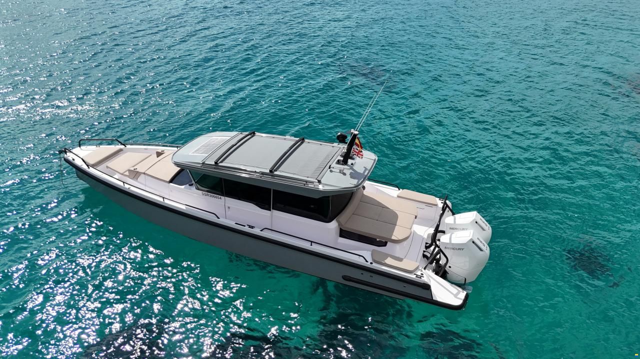 Axopar 37 Cross Cabin