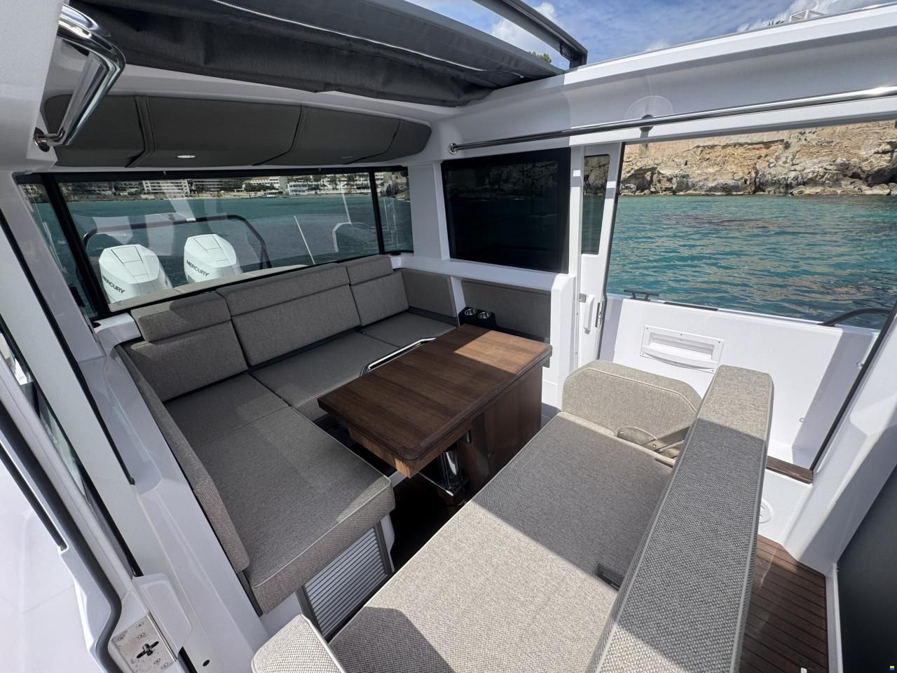 Axopar 37 Cross Cabin