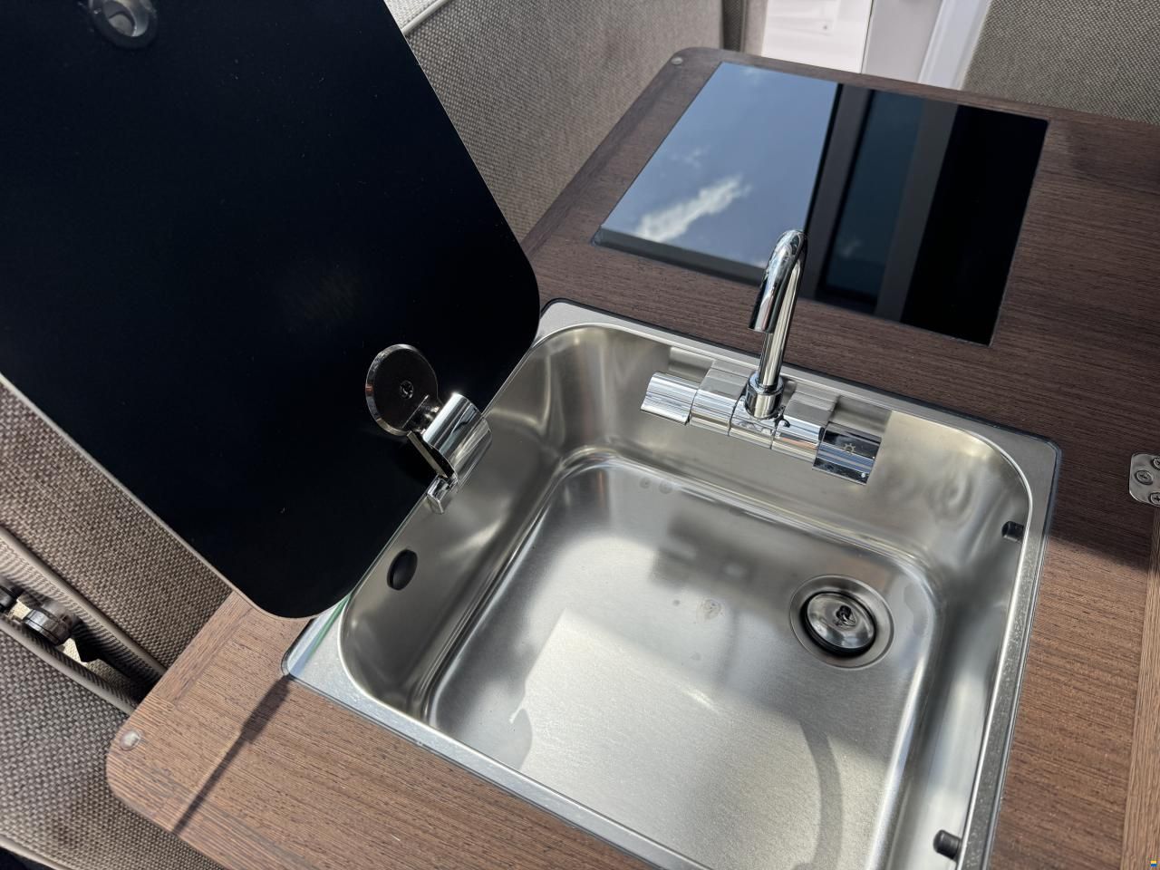 Axopar 37 Cross Cabin