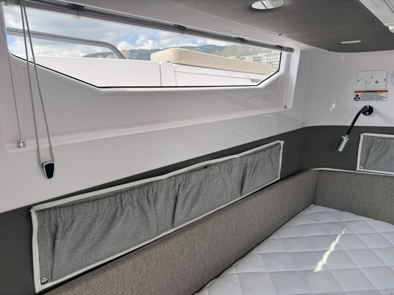Axopar 37 Cross Cabin