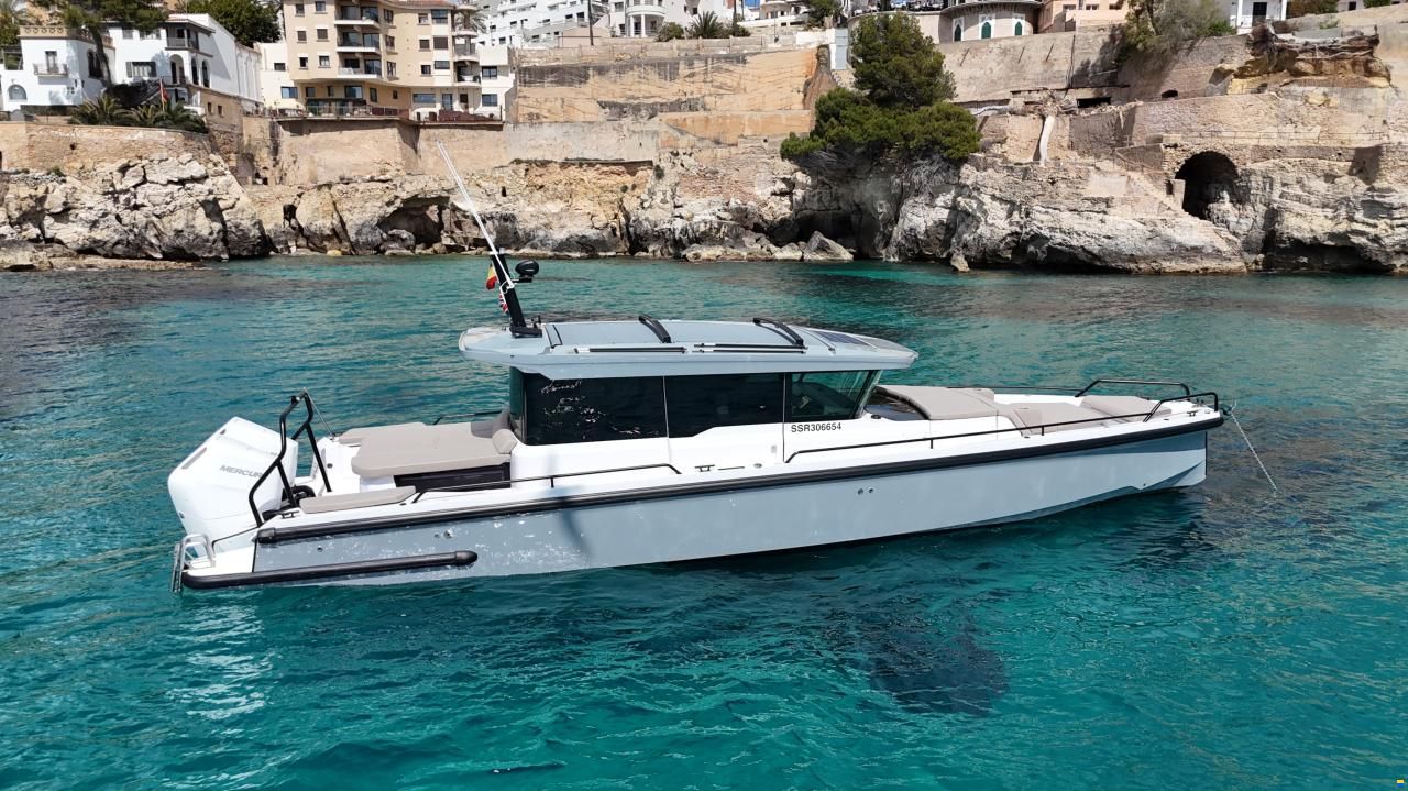Axopar 37 Cross Cabin